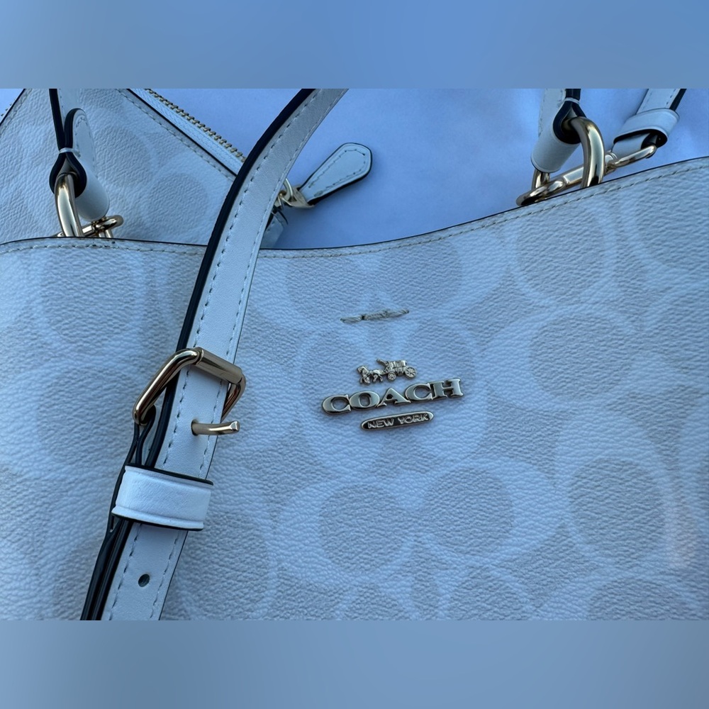 White Coach Bucket Bag with matching wallet - excellent condition - Picture 15 of 15